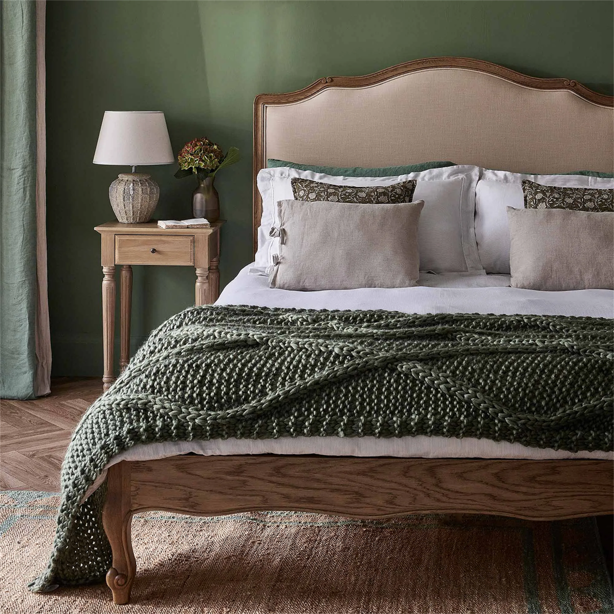 Queen-Size Classic Solid Oak Bed Hand Carved Modern & Contemporary Design Soft Bed Frame for Home or Hotel Bedroom Furniture