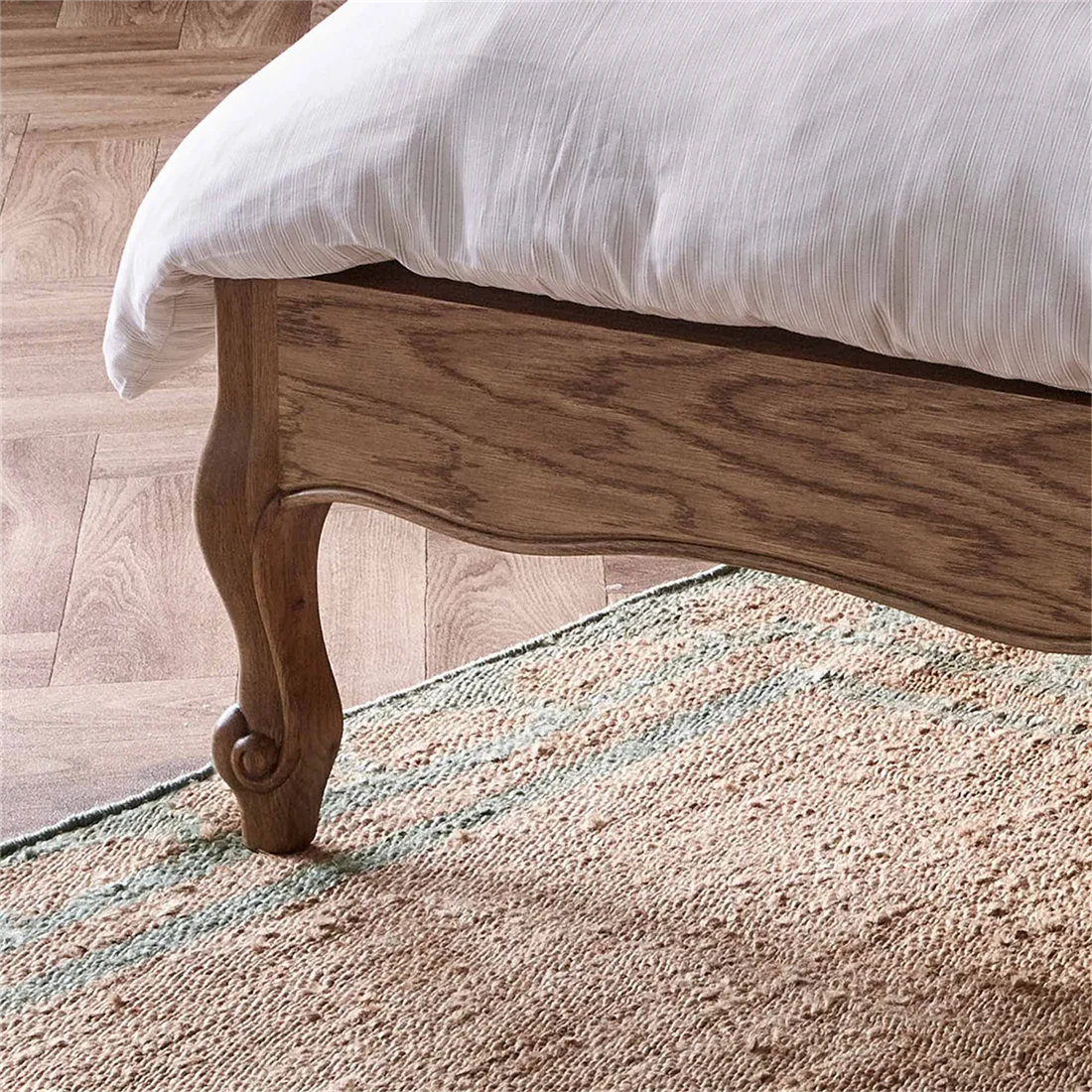 Queen-Size Classic Solid Oak Bed Hand Carved Modern & Contemporary Design Soft Bed Frame for Home or Hotel Bedroom Furniture